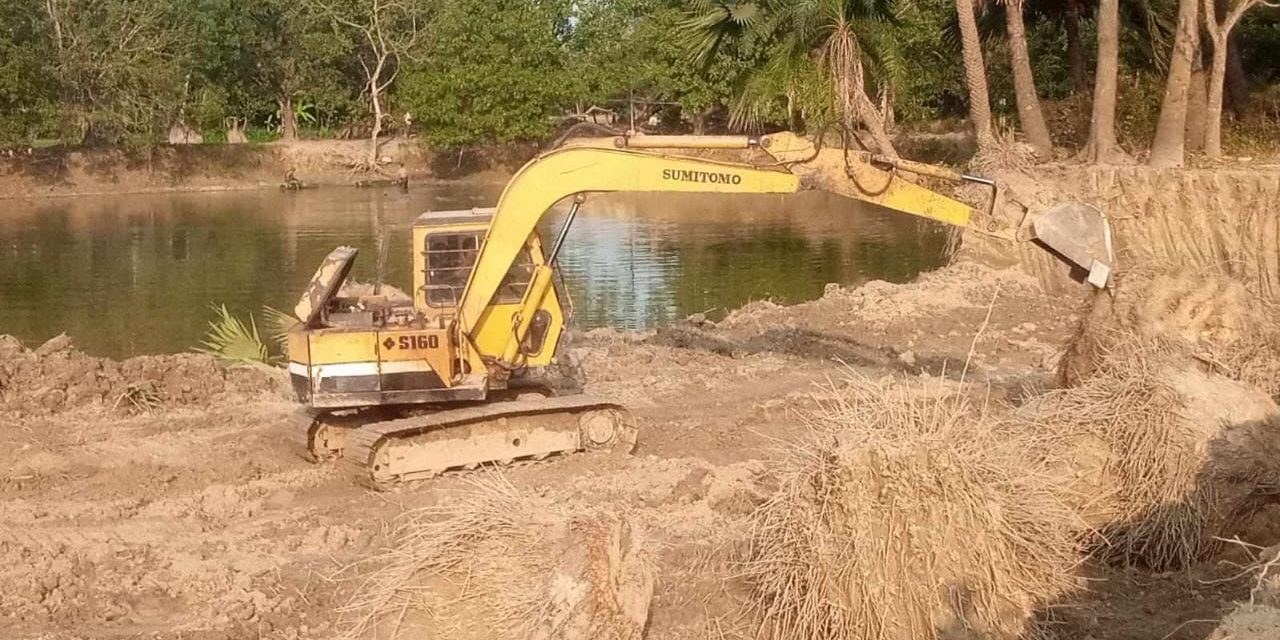 নওগাঁর মান্দায় প্রায় ছয় বিঘা ফসলের জমি কেটে পুকুর খনন করা হচ্ছে