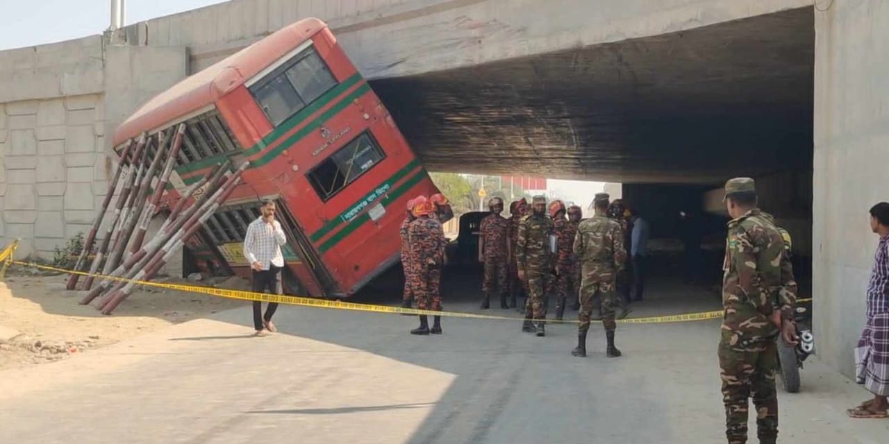 আন্ডাপাসে বি আর টি সি বাস আটকে গাড়ীর ২২জন যাত্রী আহত: ৪ জনের অবস্থা আশঙ্কা জনক