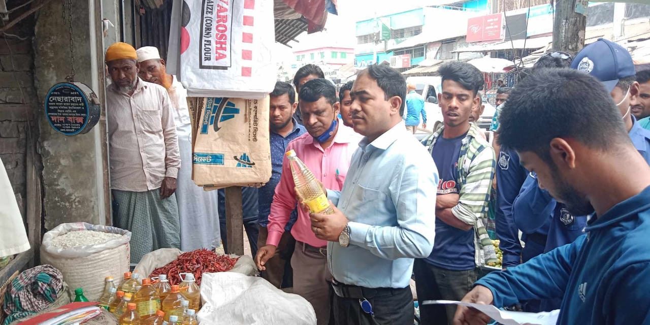 তালতলীতে ভোক্তা অধিকারের অভিযানে তিন ব্যবসা প্রতিস্ঠানকে জরিমানা