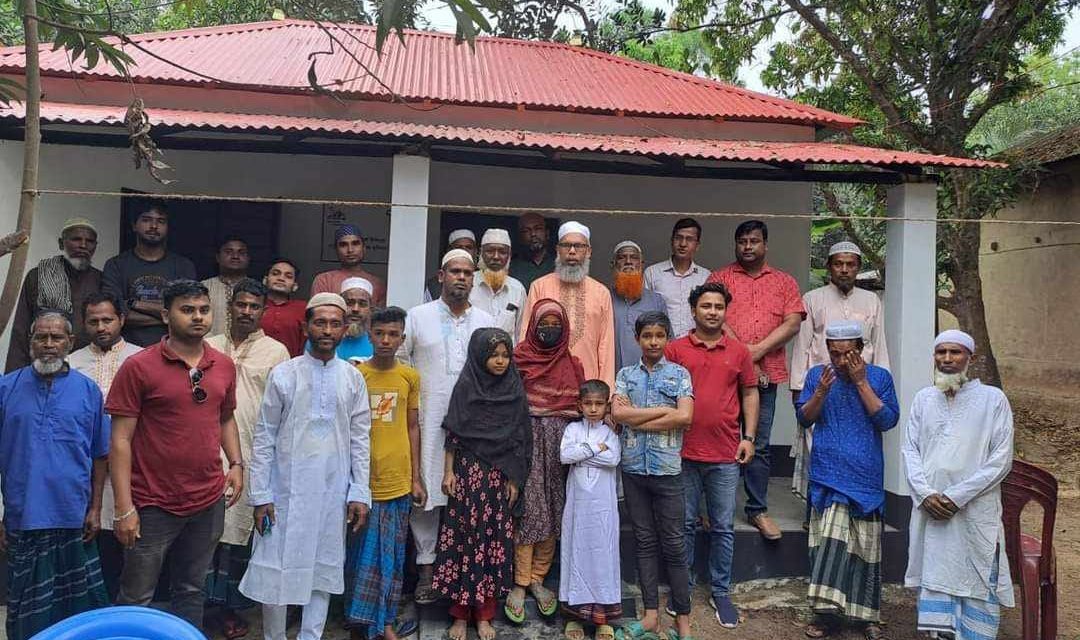 কাপাসিয়া একটি অসহায় পরিবারকে নতুন ঘর প্রদান