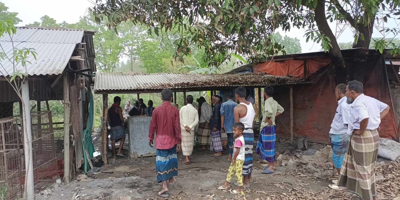 নওগাঁর রাণীনগরে ব্যবসায়ীর দোকান ঘর ভেঙে দেওয়ার অভিযোগ